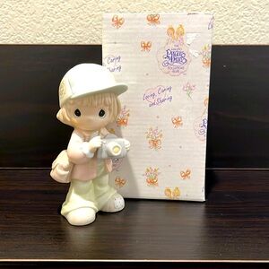 Precious moments the Enesco collectors club 1997 #C0018 girl holding camera